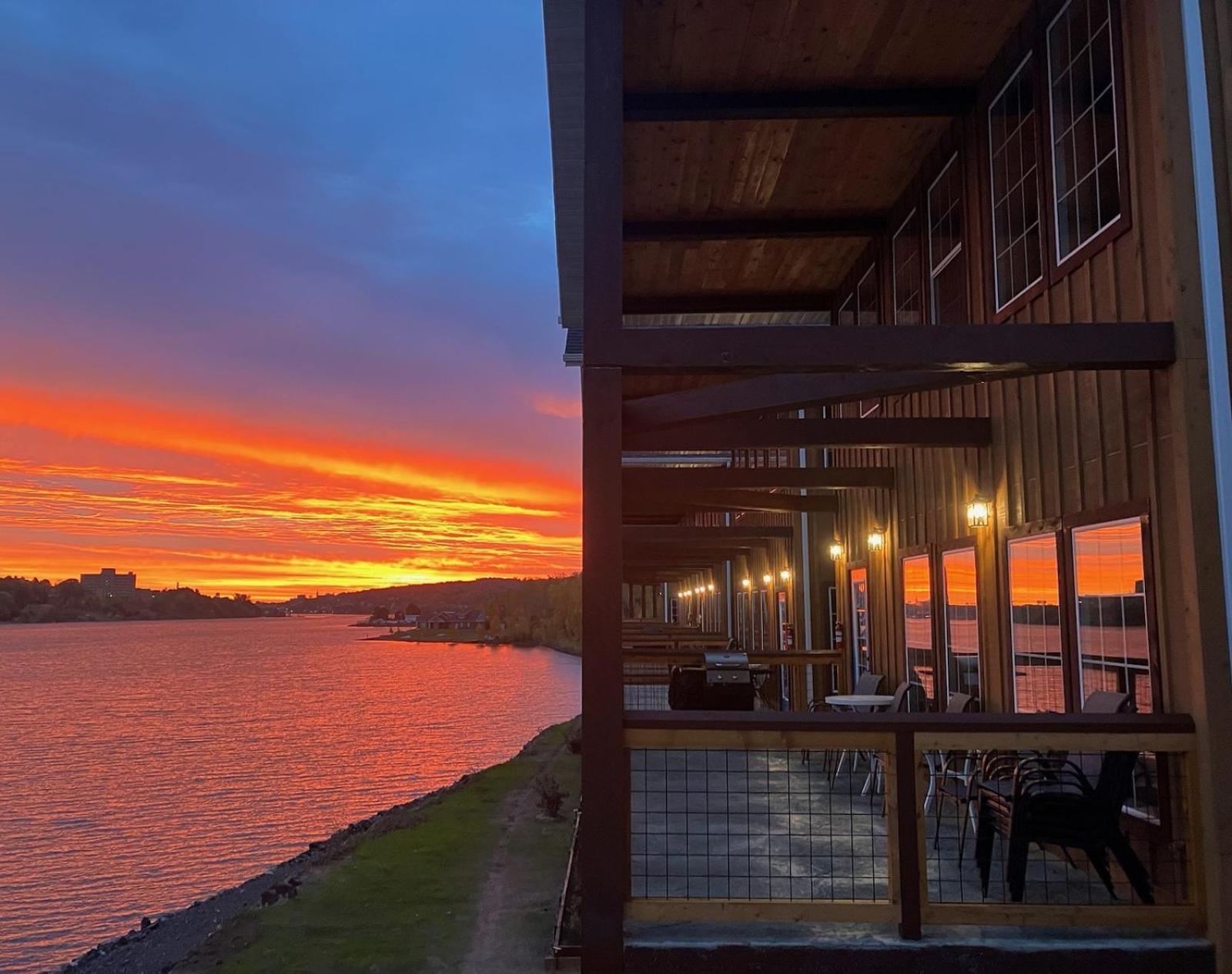 Keweenaw Waters Resort 霍顿 外观 照片