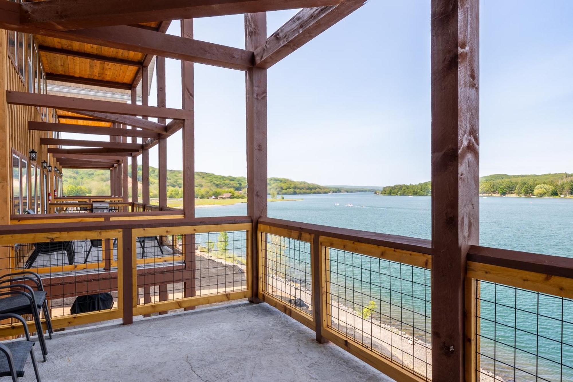 Keweenaw Waters Resort 霍顿 外观 照片